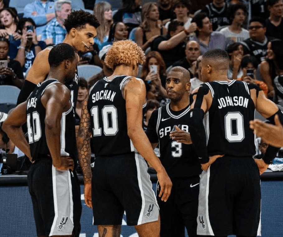 线上学颗秒，线下学穿搭？这款手游是如何拿捏当代年轻人审美的