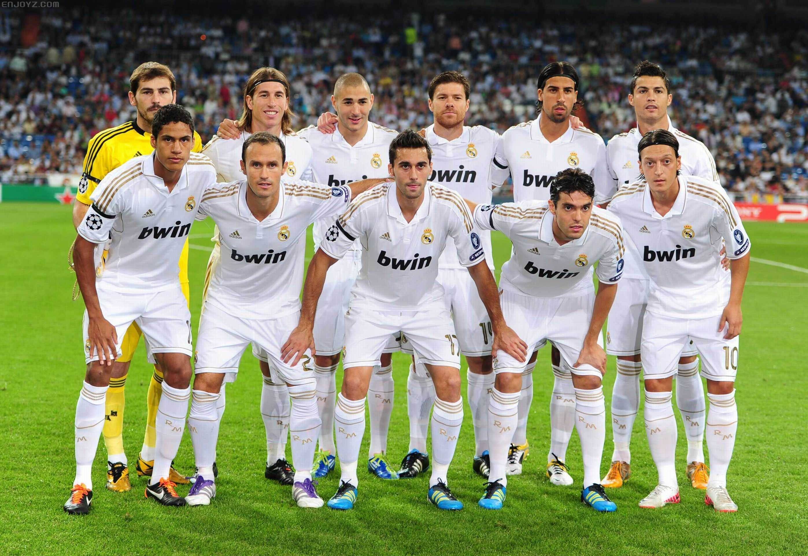 梅西赛前将球衣赠予安哥拉总统，总统回赠他一座纪念奖杯