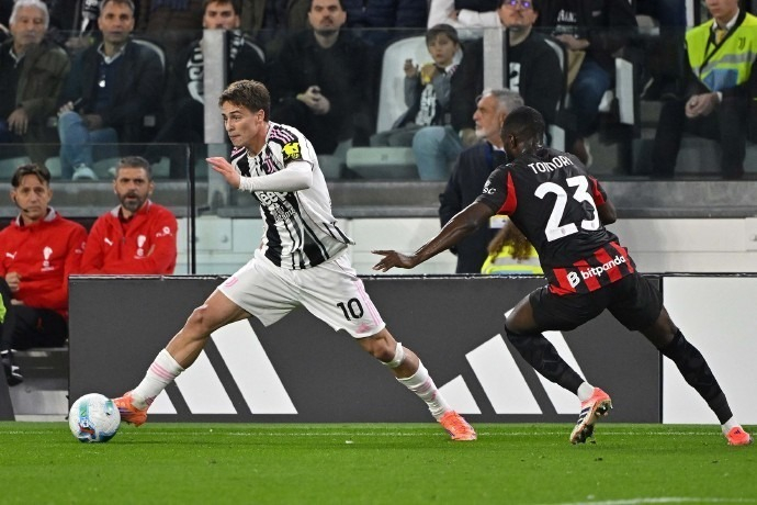 英超23亿巅峰对决！阿森纳丢分，49分领跑，利物浦罕见0射正