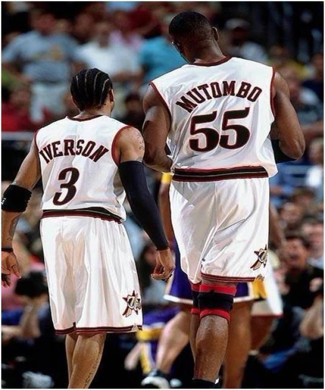 杜兰特不满吹罚吃到技犯，随后飙进三分回敬